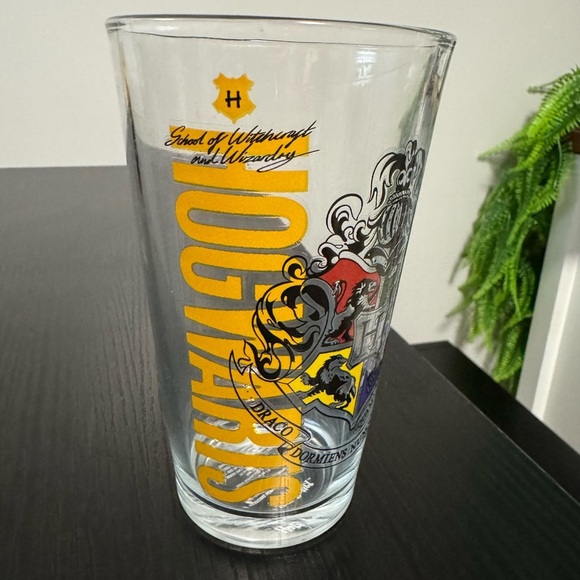 Harry Potter Hogwarts Crest Glass - Picture 2 of 3